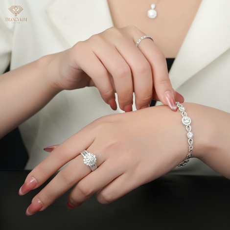 Phối đồ cùng trang sức kim cương sao cho “phong cách”?