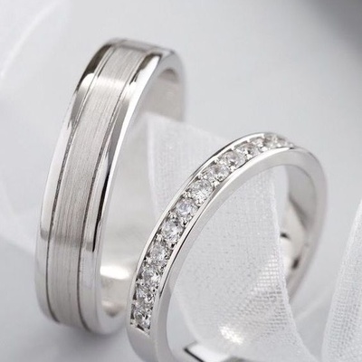 Tại sao nhẫn đính hôn thường có màu trắng?