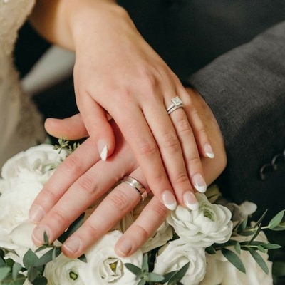 Nhẫn cưới bị chật thì phải làm sao?: Bí quyết khắc phục hiệu quả ngay tại nhà