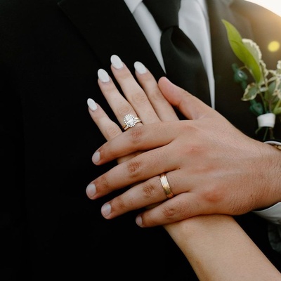 3 ý tưởng chụp ảnh tay đeo nhẫn cưới cho các cặp đôi