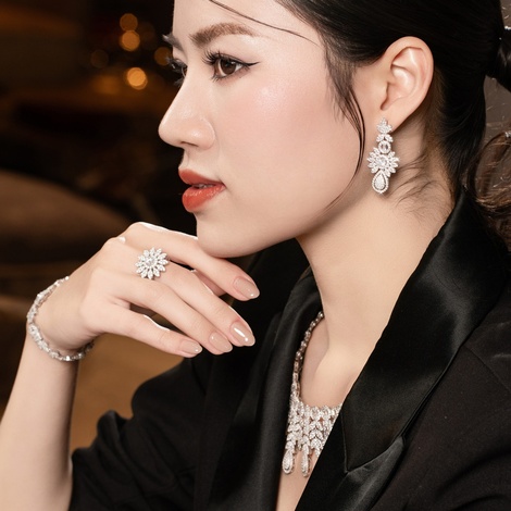 Những Ngôi Sao Sở Hữu Trang Sức Kim Cương Triệu Đô Có Gì Đặc Biệt?