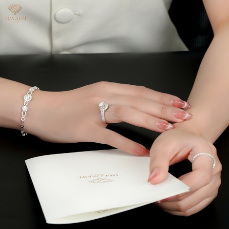 Vì Sao Nhiều Người Thích Kim Cương Không Màu Hơn Kim Cương Màu?