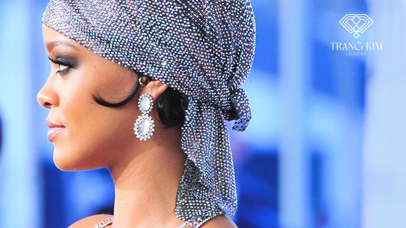 Rihanna - Hiện thân của nữ quyền, thành công và danh vọng lựa chọn trang sức kim cương làm điểm nhấn