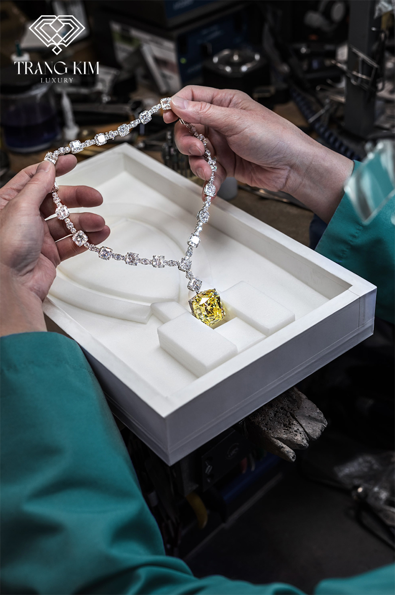 Viên kim cương vàng 128 carat vô giá của thương hiệu Tiffany & Co, chỉ cho những nữ minh tinh quyền lực nhất mượn đeo chứ không bao giờ bán