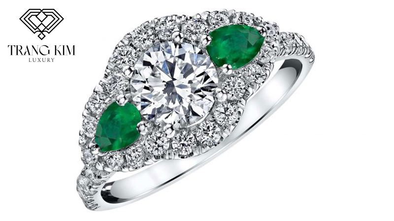 Kim cương kết hợp với Ngọc lục bảo - loại đá của tháng Năm với thiết kế dáng quả lê tăng thêm phần độc đáo cho chiếc nhẫn