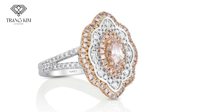 Nhẫn Kim Cương vàng hồng với 3 vòng ''hào quang'' rực rỡ, tạo cảm giác làm viên kim cương chủ có kích thước lớn hơn