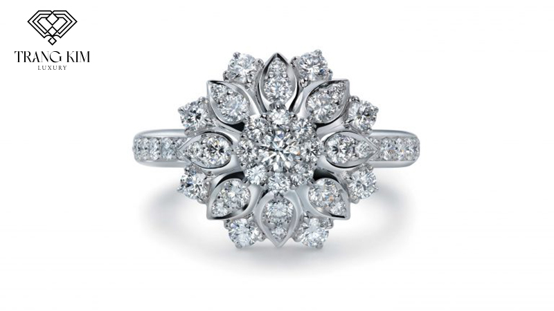 Những viên kim cương được sắp xếp tinh tế như một bông hoa, thu về trọn vẹn ánh sáng lấp lánh cho chiếc nhẫn