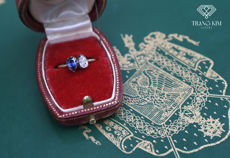 Nhẫn kim cương Sapphire ''Toi et Moi'' nổi tiếng của Hoàng đế Napoleon Bonaparte