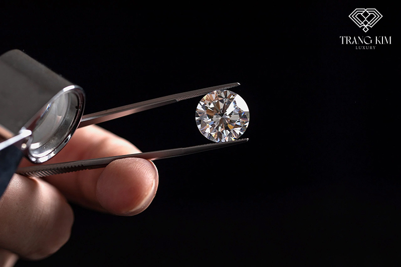 Mẹo thử kim cương đơn giản với kính lúp