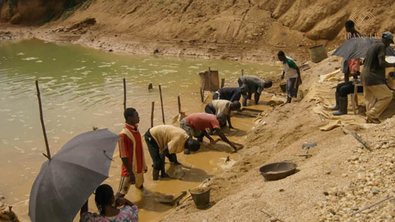 Khai thác kim cương phù sa tại Ghana, châu Phi