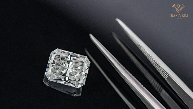 Sự cộng hưởng khéo léo giữa kim cương tròn Round Cut và kim cương Emerald