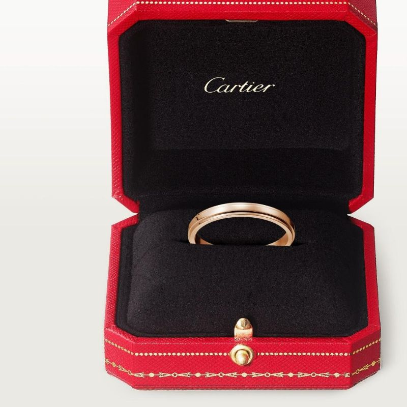 Nhẫn cưới Cartier được thiết kế vô cùng tinh xảo bằng những chất liệu đắt đỏ