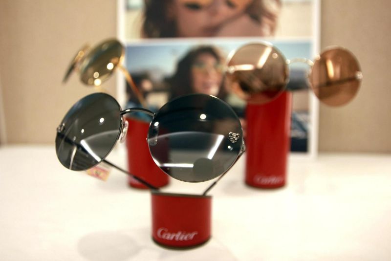 Từng chi tiết của mỗi chiếc kính đều có thiết kế cải biến và sáng tạo đạt độ tinh xảo cao, qua bàn tay của những nhà thiết kế và thợ thủ công chuyên nghiệp từ Cartier