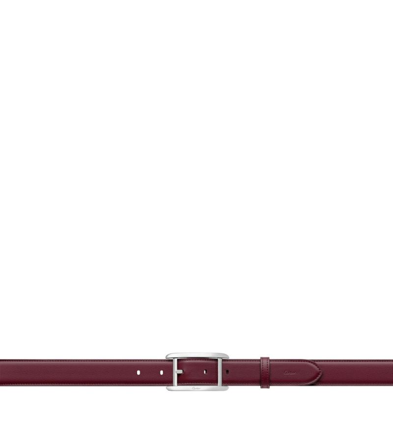 Thắt lưng Vegan Tank de Cartier Reversible với màu sắc đỏ tía kết hợp cùng khóa bạc, có thể đảo ngược phần dây, tạo nên điểm nhấn tại vị trí trung tâm, giúp bạn nổi bật dù ở bất cứ hoàn cảnh nào