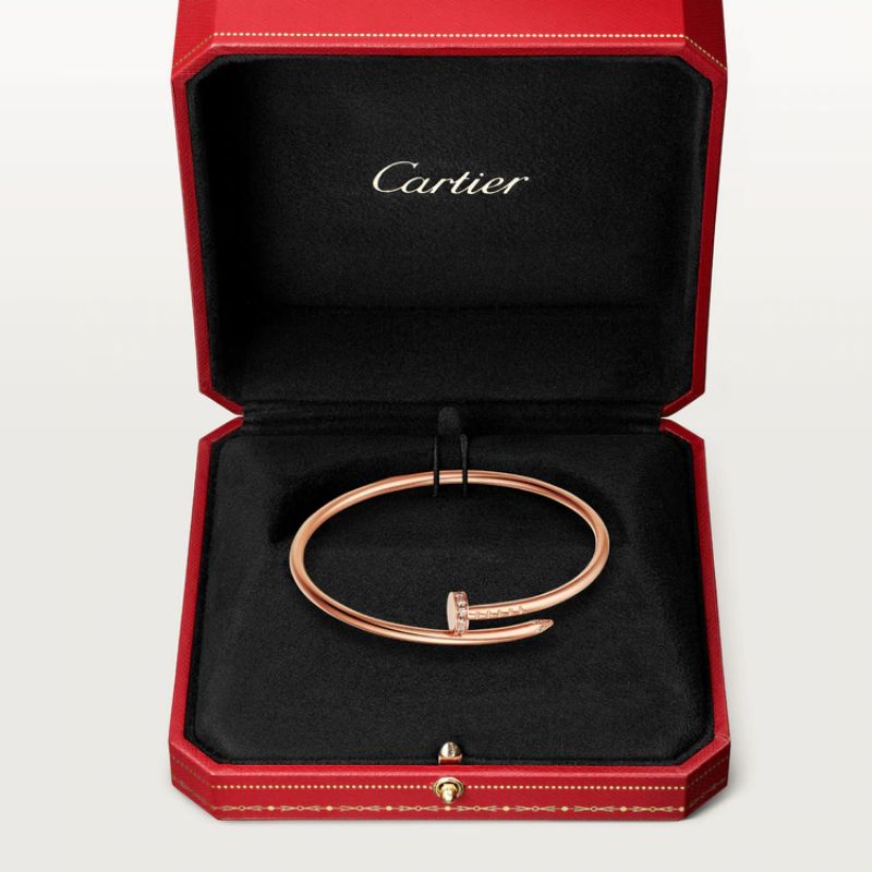 Tại website chính hãng của Cartier, bạn có thể dễ dàng tìm kiếm chiếc vòng bằng vàng 18K mơ ước và nhiều sản phẩm trang sức ''vạn người mê''