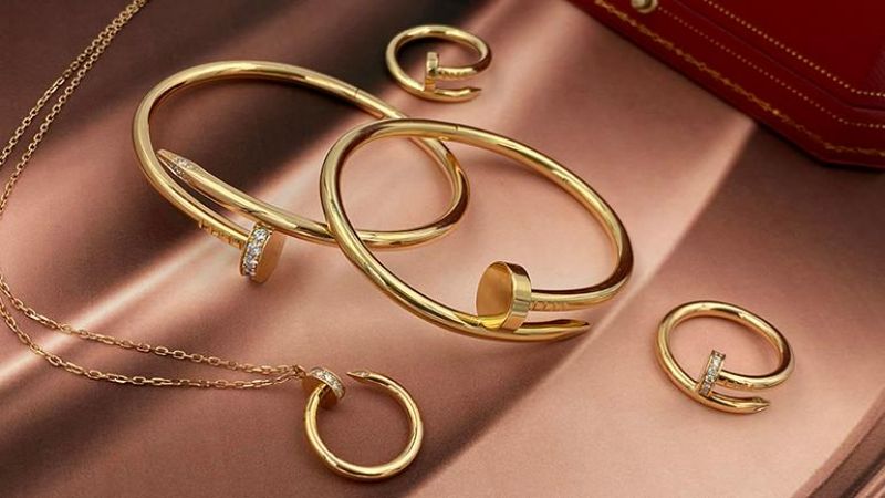 Với sự sáng tạo khéo léo của một thứ rất đơn giản, nhưng dễ nhận biết và linh hoạt, bộ sưu tập Cartier Love đơn giản nhưng sang trọng đã trở thành biểu tượng của tình yêu và sự cam kết trong hơn 40 năm qua trên toàn thế giới