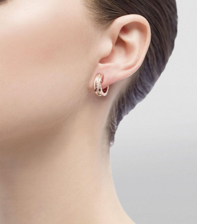 Đơn giản một cách trang nhã, đôi hoa tai bằng vàng hồng 18K này được đính kim cương Pavé và được chạm khắc một cách tinh tế với logo của thương hiệu để tạo nên một lớp hoàn thiện tinh tế nhưng có thể nhận ra ngay lập tức