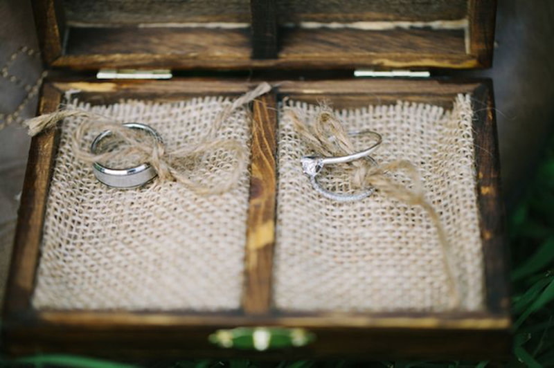 Tô điểm cho đám cưới bằng hộp đựng nhẫn cưới Vintage