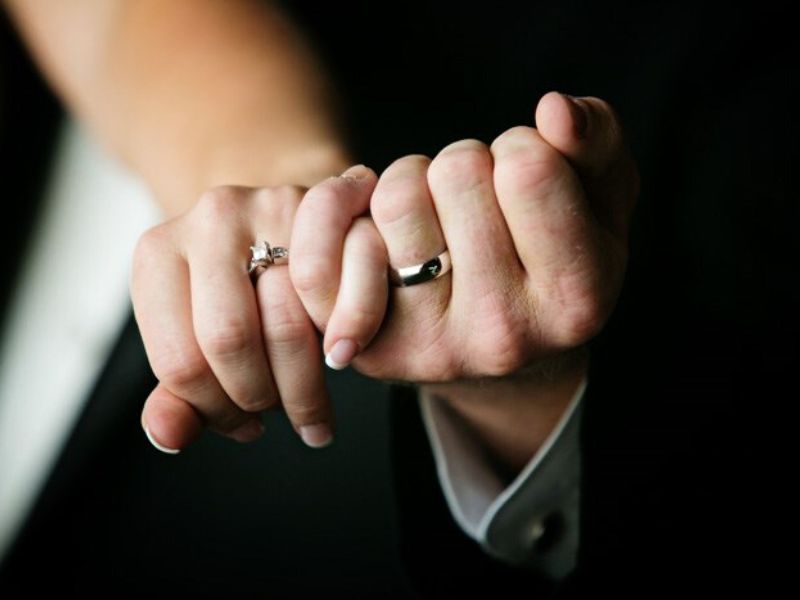 Nhẫn cưới và vật gắn kết tình cảm của đôi vợ chồng