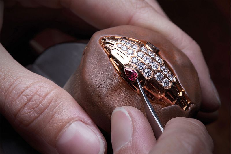 Gần như mọi chi tiết đồng hồ đều được hoàn thiện thủ công qua đôi bàn tay điêu luyện của những người thợ chế tác lành nghề