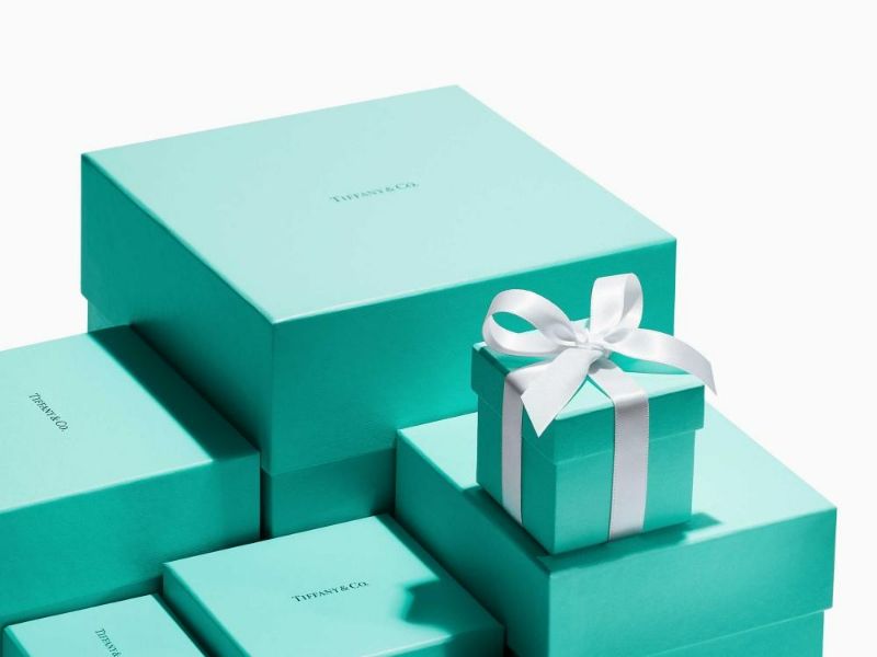 Màu Pantone 1837 Blue độc quyền của Tiffany & Co. –” thể hiện tinh thần cùng slogan “Chỉ có một tình yêu đích thực” và là biểu tượng cho tình yêu bất diệt