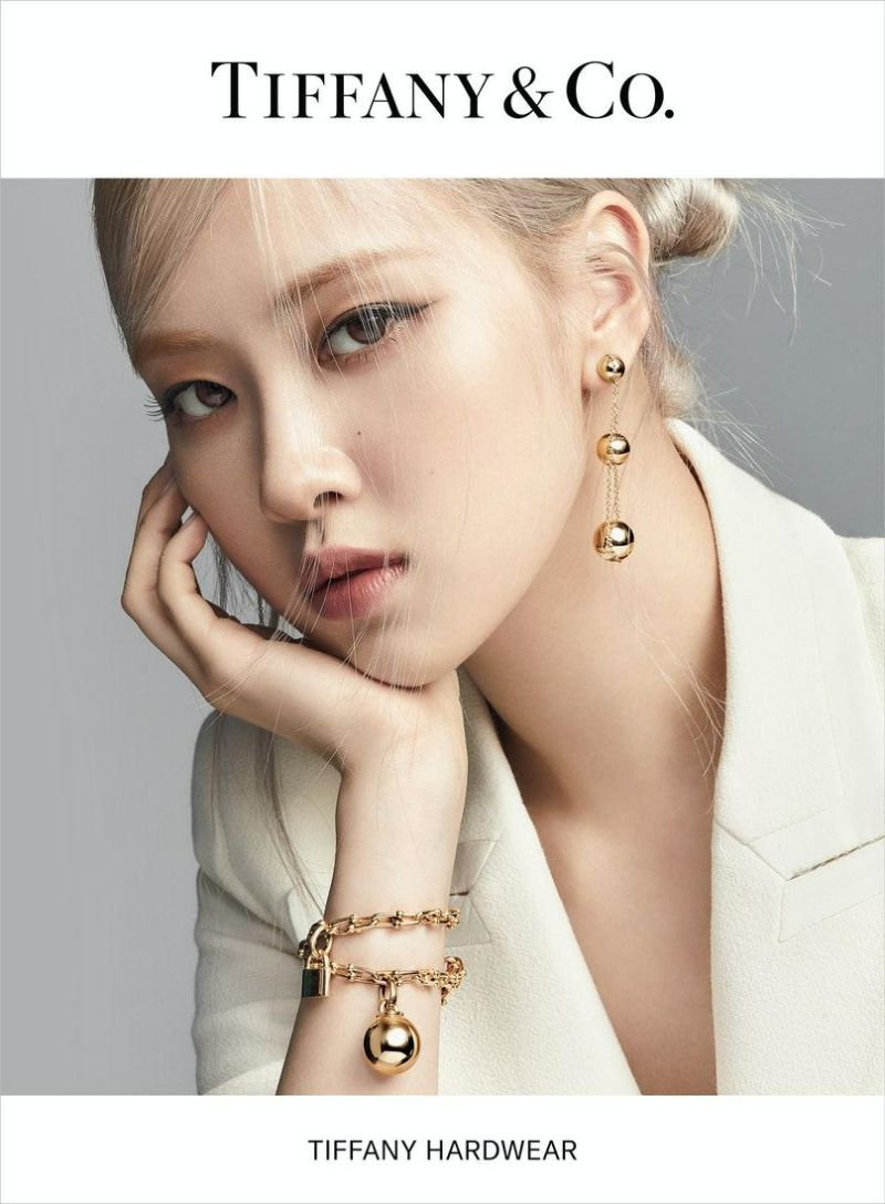 Rosé bắt đầu vai trò đại sứ toàn cầu Tiffany & Co với chiến dịch kỹ thuật số đầu tiên “HardWear” - nơi vẻ đẹp mạnh mẽ và cá tính của cô nàng hợp rơ với bộ sưu tập trang sức HardWear bằng vàng 18K với kiểu dáng sang trọng, được trau chuốt cùng những viên kim cương duyên dáng.