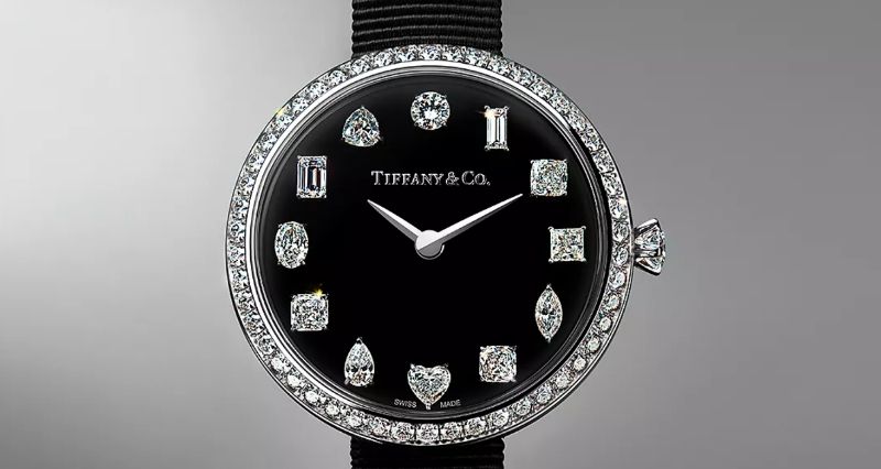 Điểm độc đáo tạo nên vẻ đẹp của đồng hồ Tiffany & Co là từ những viên kim cương lấp lánh với mặt đồng hồ hình bầu dục giúp tỏa sáng rực rỡ. Những chiếc đồng hồ được chế tác một cách tinh xảo, tỉ mẩn nhằm tạo ra nét đặc trưng riêng so với các thương hiệu khác.
