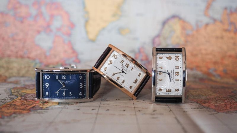 Cách sắp xếp mặt số khác lạ này cho phép bạn có thể đặt đồng hồ Tiffany East West nằm nghiêng và sử dụng nó như một chiếc đồng hồ để bàn, với kích thước vô cùng hợp lý (vỏ là 46,5mm x 27,5mm)