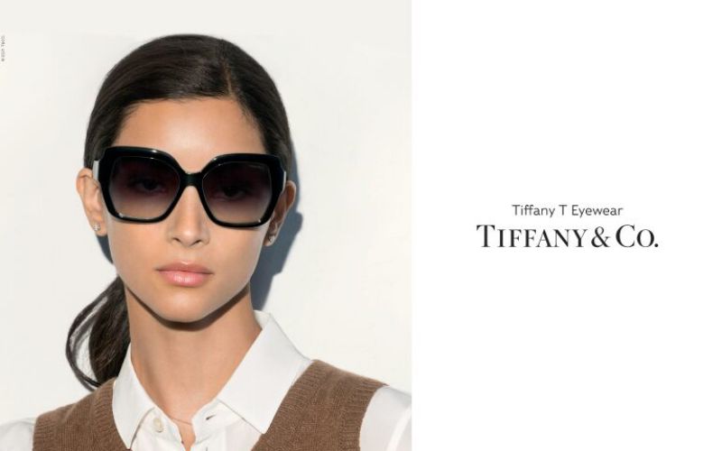 Đổi màu sang đen, Tiffany & Co khiến cho chủ nhân của chiếc kính trở nên phong cách một cách bất ngờ, hoàn hảo khi phối hợp với áo phông, quần jean cá tính