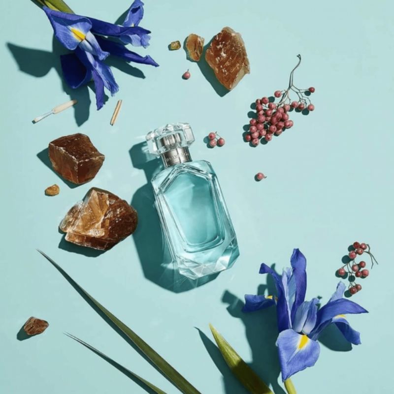 Tiffany & Co Intense là hương thơm dựa trên thành phần ban đầu xoay quanh hoa Iris đặc trưng, ​​được bao bọc trong sự gợi cảm làm tăng thêm chiều sâu và phong phú
