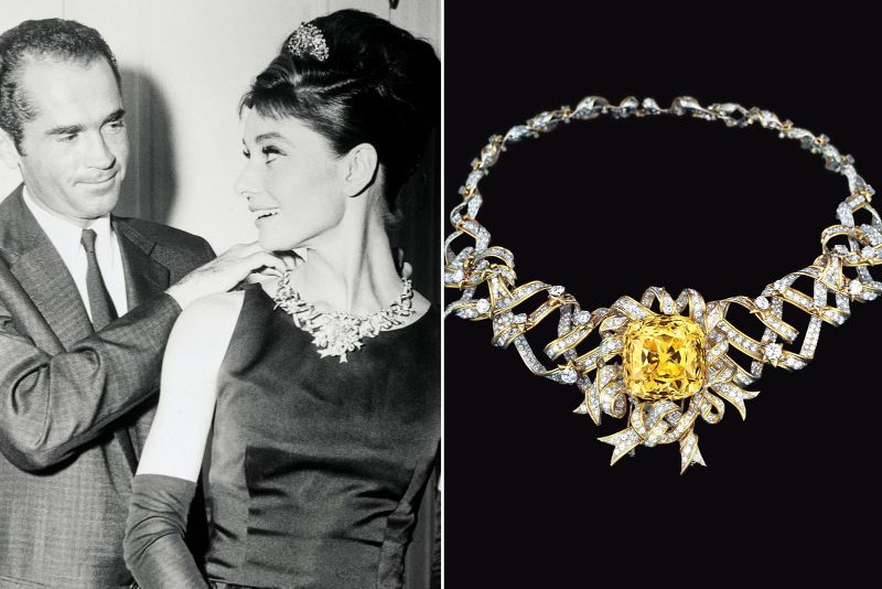 Chiếc vòng cổ hoa mỹ mà đang đeo Audrey Hepburn chứa viên kim cương Tiffany Diamond nặng 128 carat với 82 giác cắt huyền thoại trong “Bữa sáng tại Tiffany's” vào năm 1961.