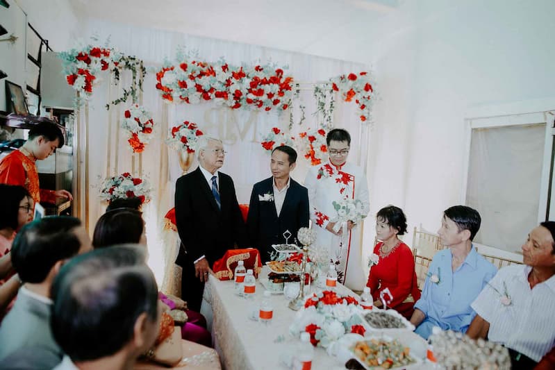 Gia đình hai bên bàn ngày tổ chức hôn lễ