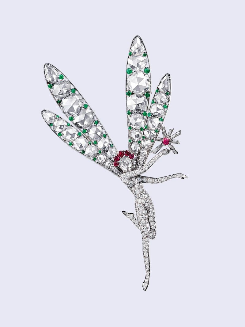 Kẹp cổ tích có cánh nhỏ Van Cleef & Arpels, 1941, Bạch kim, hồng ngọc, ngọc lục bảo, kim cương được biết đến là món trang sức nổi bật trong bộ sưu tập trước đây của nữ bá tước Haurowitz-Reventlow