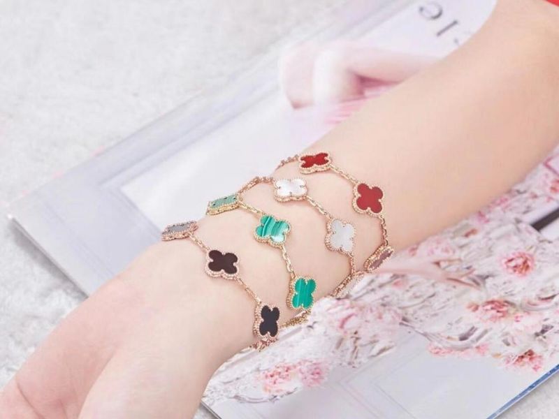 Sang trọng, thanh lịch và hiện đại, sản phẩm vòng tay Van Cleef & Arpels truyền cảm hứng qua vẻ đẹp tinh tế từ thiên nhiên, khiến ai cũng phải trầm trồ, khen ngợi