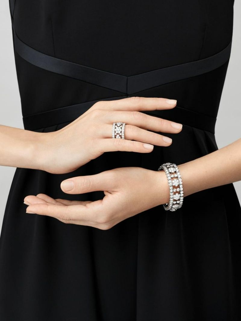 Vòng tay Van Cleef & Arpels Snowflake Bracelet lấp lánh trên tay, đẹp tựa trang sức của các nàng công chúa tuyết trong thế giới thần tiên