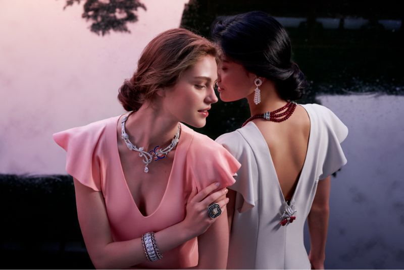 Đeo bông tai Van Cleef & Arpels, phái đẹp sẽ cảm thấy mình như là một nàng công chúa 