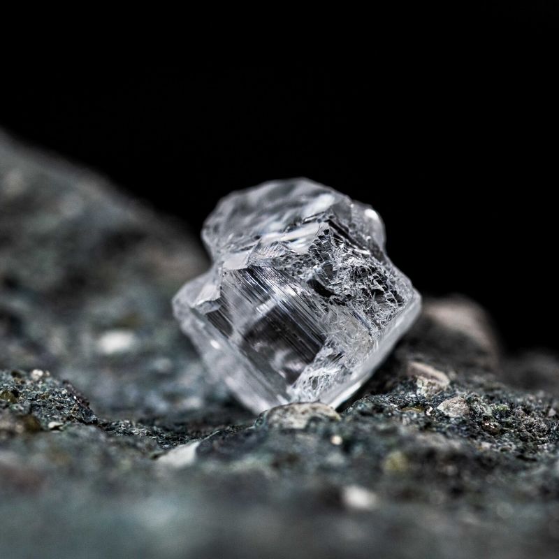 Những viên kim cương hoàn toàn không màu, trong suốt có giá trị cao và quý hiếm
