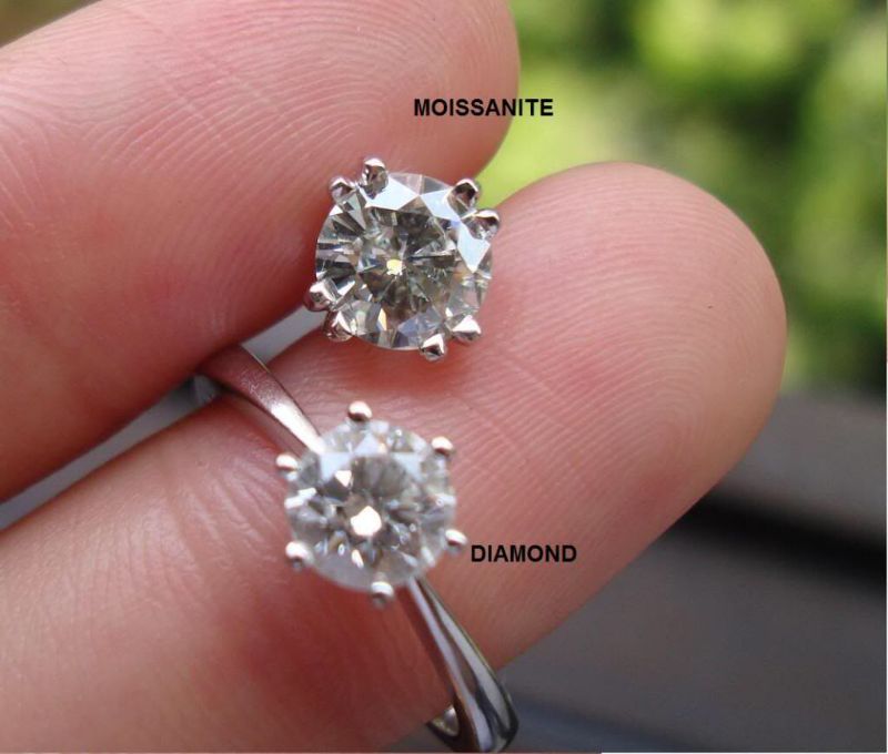Các món trang sức làm từ đá Moissanite có vẻ ngoài gần giống với kim cương khiến nhiều người dễ nhầm lẫn