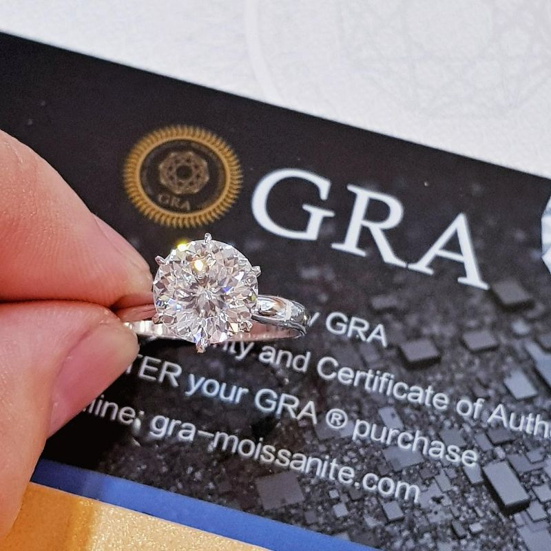 Hãy đảm bảo “kim cương Moissanite” mà bạn mua có giấy kiểm định chất lượng rõ ràng, để việc bán lại được dễ dàng và giữ nguyên được giá trị