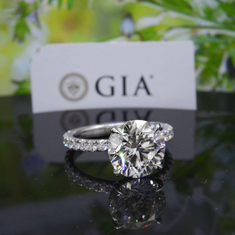Bạn nên bán lại “kim cương Moissanite” tại chính địa chỉ đã mua chúng, hoặc các cơ sở đá quý, trang sức uy tín hàng đầu tại Việt Nam