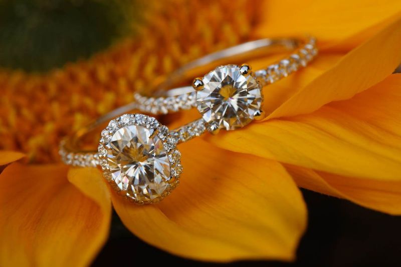 Ngày nay, trang sức làm từ “kim cương Moissanite” được nhiều người lựa chọn để thay thế trang sức làm từ kim cương tự nhiên bởi mức chi phí hợp lý nhưng không thể đẳng cấp bằng kim cương thật