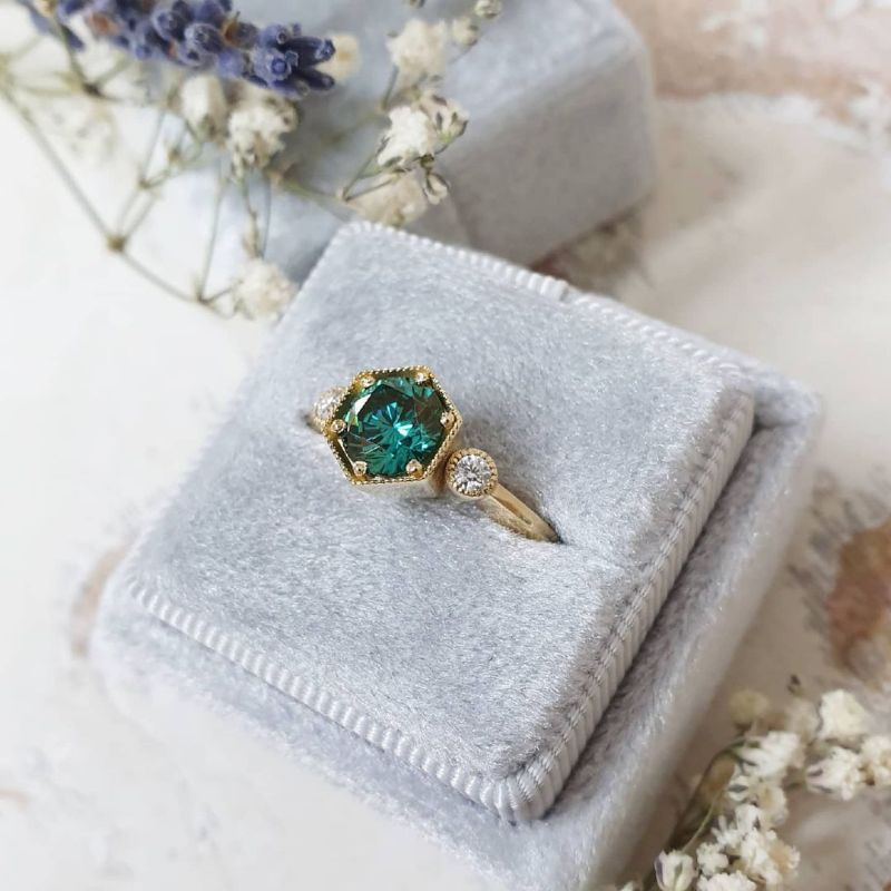 Lấp lánh đầy hấp dẫn, “kim cương” Moissanite xanh luôn hiện diện đầy cuốn hút