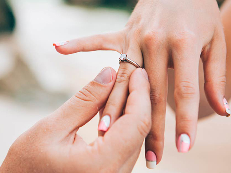 Cách đeo nhẫn cưới đúng chuẩn dành cho các cặp vợ chồng
