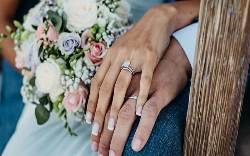 Có thể đeo nhẫn cưới và nhẫn cầu hôn cùng lúc không?