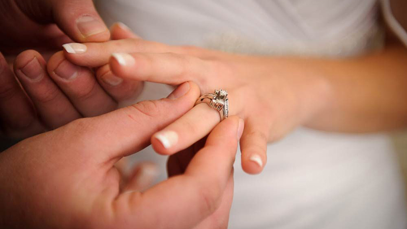 Không nên đeo nhẫn trước khi hôn lễ được diễn ra
