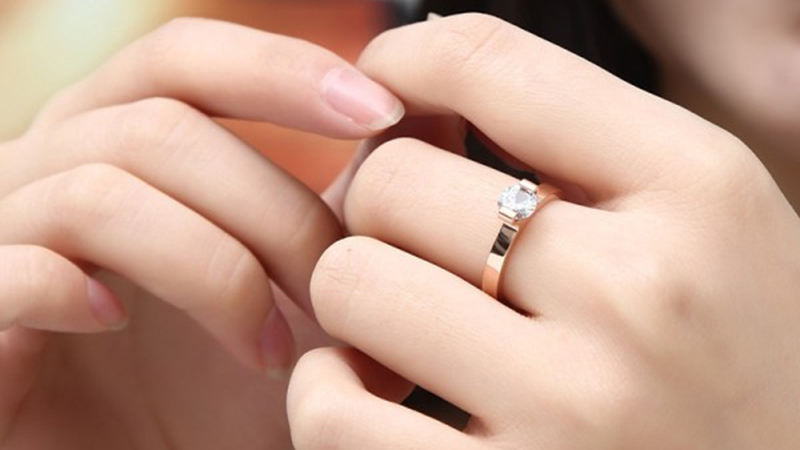 Sai lầm thường gặp khi đeo nhẫn cưới - Không đeo ở ngón áp út