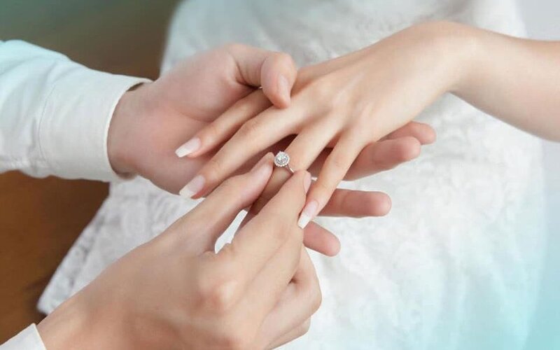 Lý do cần phải đeo nhẫn cưới đúng cách