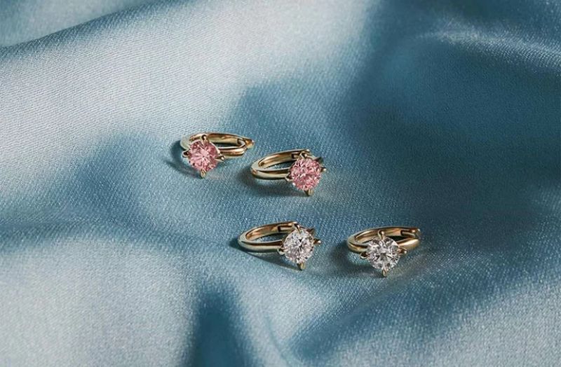 Bạn có thể mua nhẫn kim cương trả góp trực tuyến hoặc tại cửa hàng