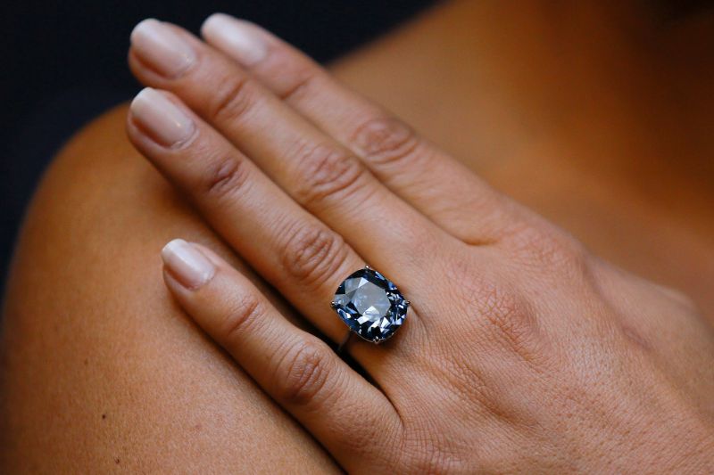 Không chỉ đẹp và độc đáo, sự xuất hiện của nhẫn kim cương xanh trên tay mang lại niềm kiêu hãnh và tự hào cho mọi chủ sở hữu
