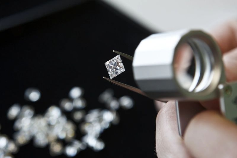 Thông thường các đơn vị thu mua kim cương sẽ khấu trừ 20% - 30% giá trị thật nếu viên kim cương không có đủ giấy tờ, hóa đơn để bù đắp rủi ro mua phải kim cương không đúng giá trị thật